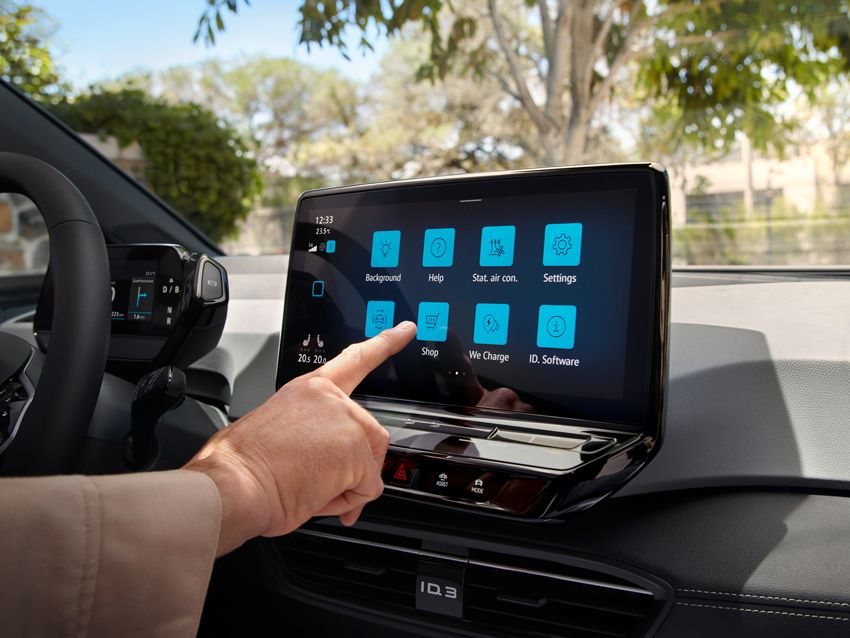 Eine Person bedient das Infotainment im VW ID.3
