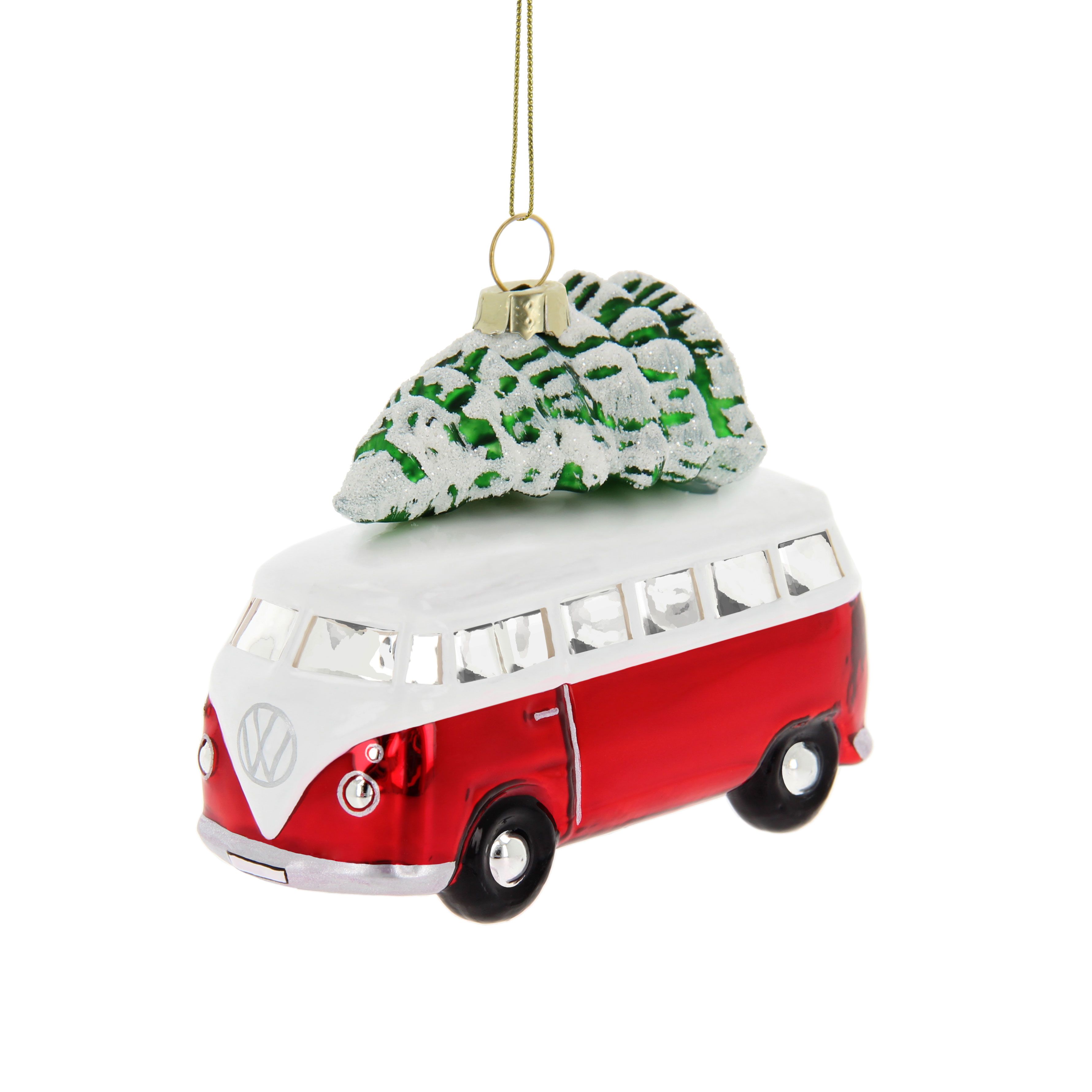 Ein Weihnachtsornament in Form eines roten VW-Busses mit weißem Dach, auf dem ein schneebedeckter Tannenbaum liegt.