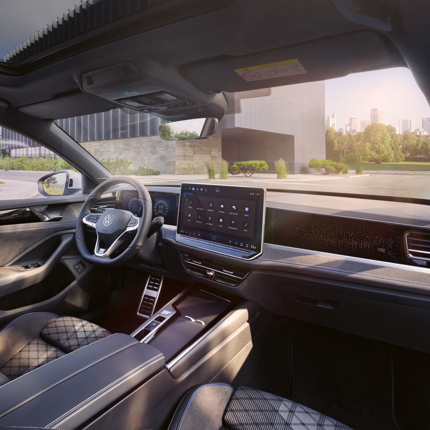 Innenansicht des VW Passat R-Line mit Blick auf die optionalen ergoActive Sitze und das Cockpit.