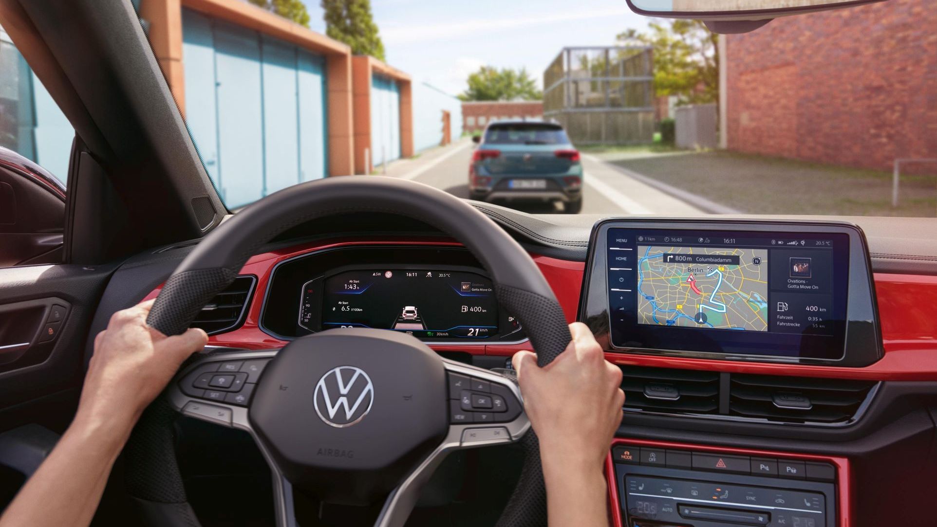 Interior vom T-Roc Cabriolet mit Person, welche Hände am Lenkrad hat.