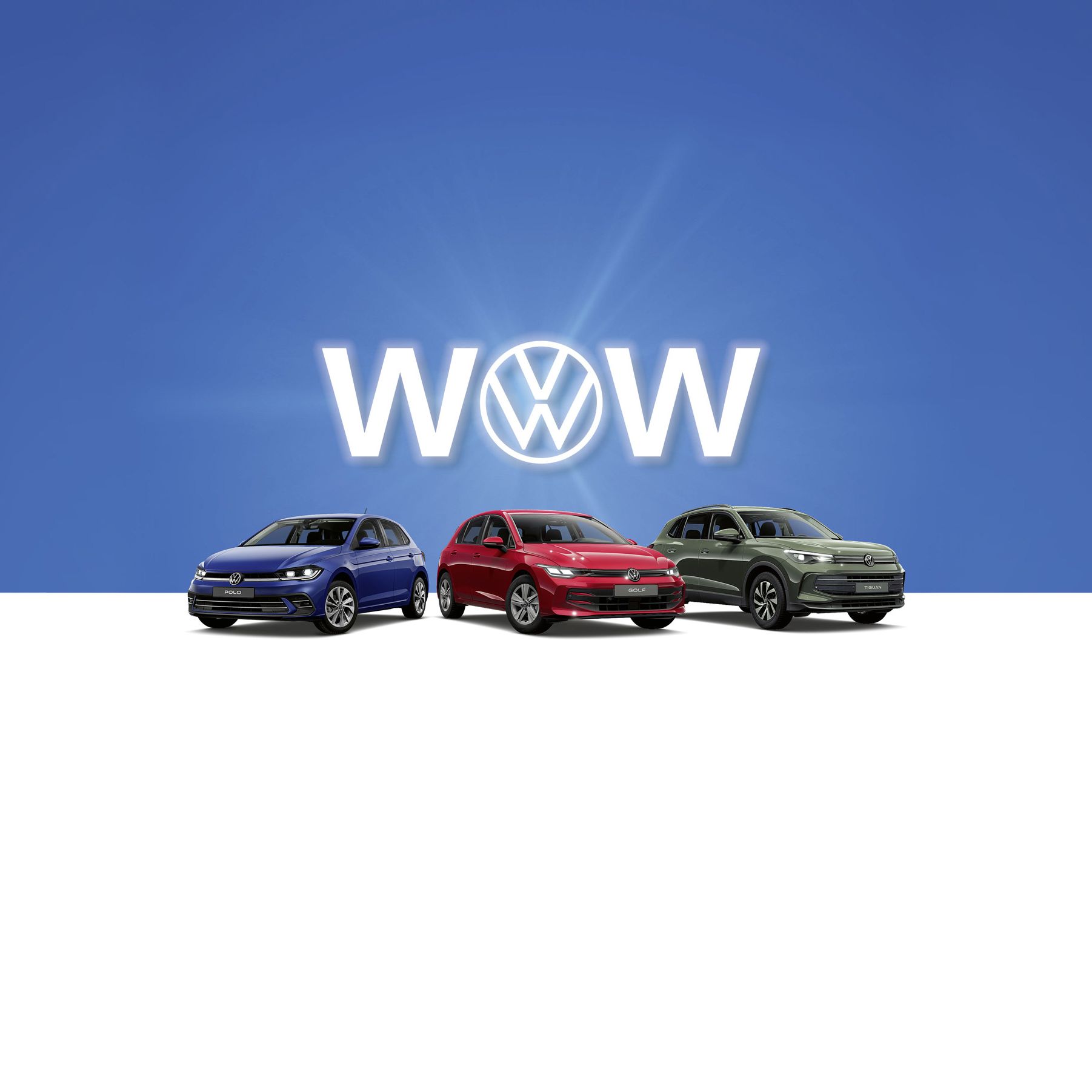Drei Volkswagen-Modelle, ein Polo, Golf und Tiguan stehen nebeneinander vor einem blauen Hintergrund. Das Wort "WOW" ist groß geschrieben und das Volkswagen-Logo befindet sich mittig darüber. Von links nach rechts sind ein blaues, ein rotes und ein graues Auto zu sehen.