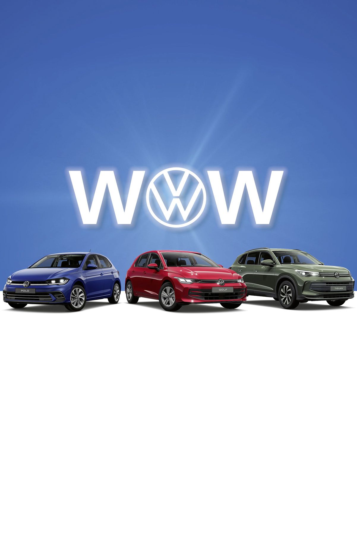 Drei Volkswagen-Modelle, ein Polo, Golf und Tiguan stehen nebeneinander vor einem blauen Hintergrund. Das Wort "WOW" ist groß geschrieben und das Volkswagen-Logo befindet sich mittig darüber. Von links nach rechts sind ein blaues, ein rotes und ein graues Auto zu sehen.