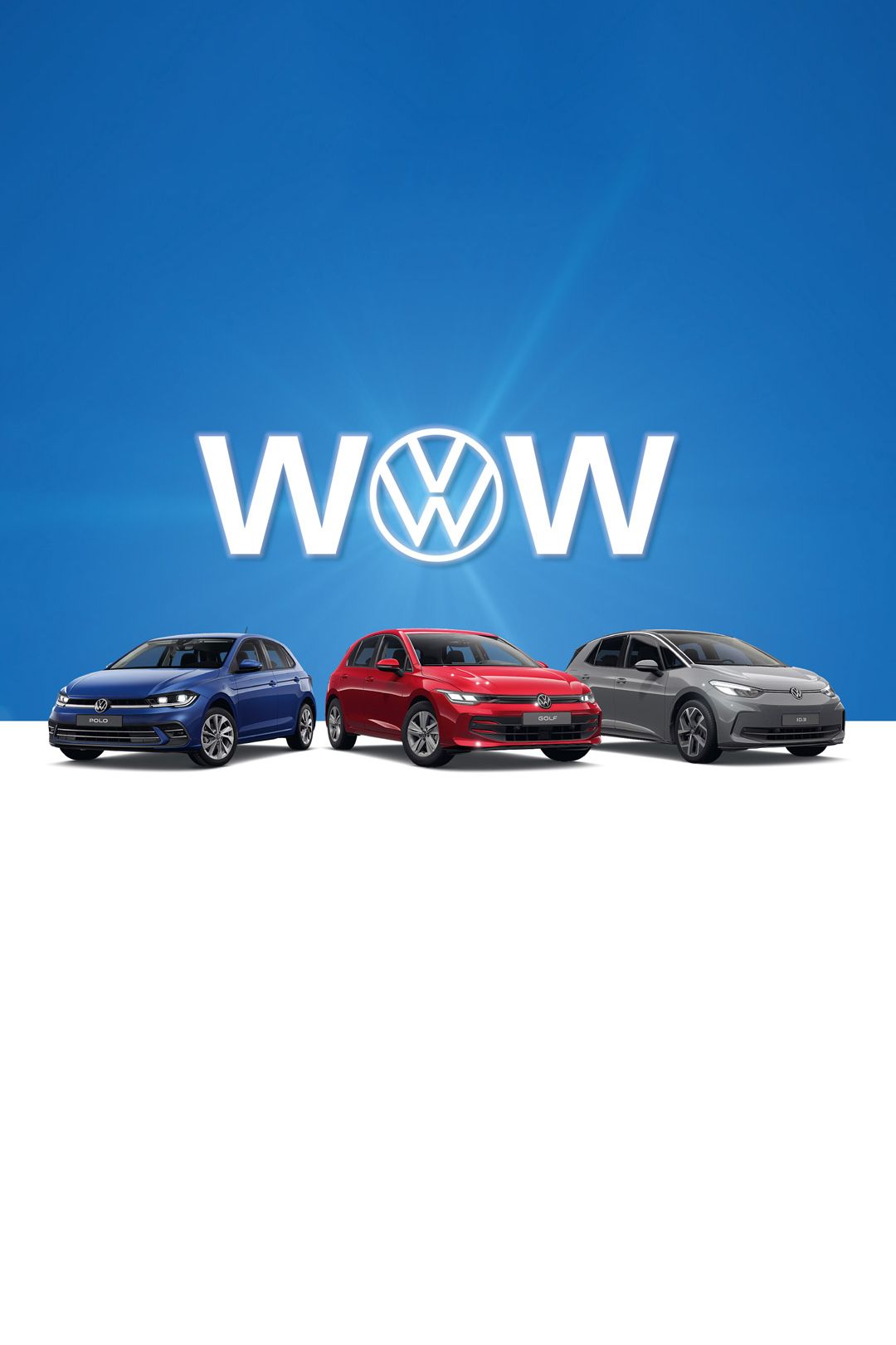 Drei Volkswagen-Modelle, ein Polo, Golf und ID.3 stehen nebeneinander vor einem blauen Hintergrund. Das Wort "WOW" ist groß geschrieben und das Volkswagen-Logo befindet sich mittig darüber. Von links nach rechts sind ein blaues, ein rotes und ein graues Auto zu sehen.