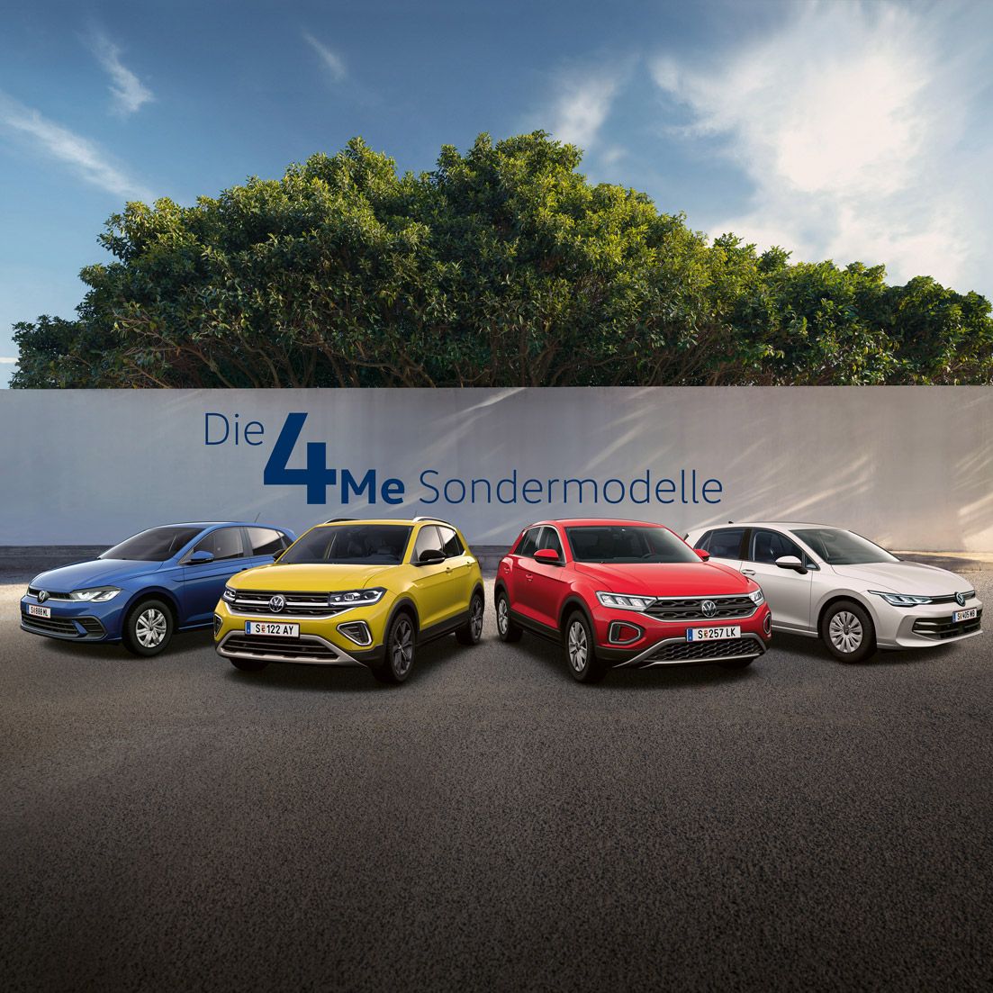 Die 4ME Sondermodelle geparkt vor einer Wand über der dahinter ein grüner Strauch wachst..
