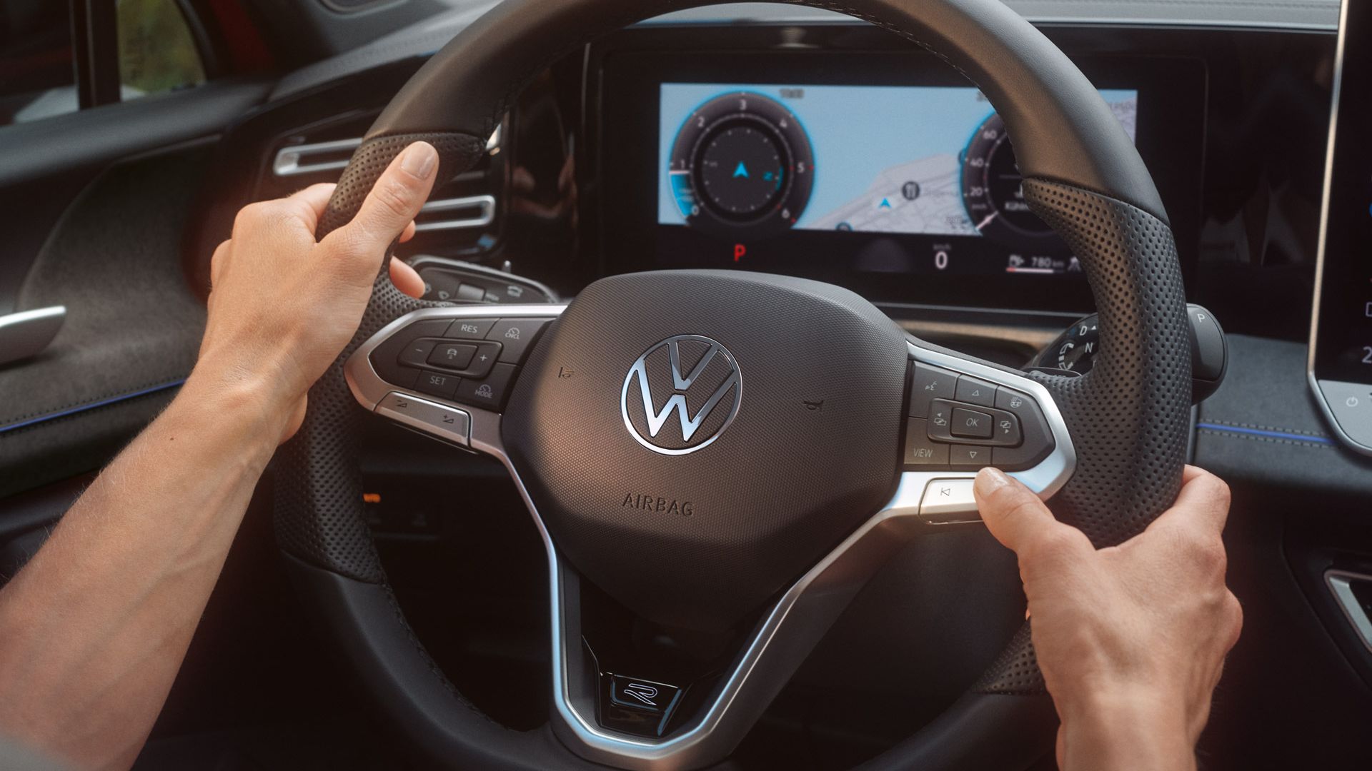 Zwei Hände bedienen das Multifunktionslenkrad in einem VW Tiguan.