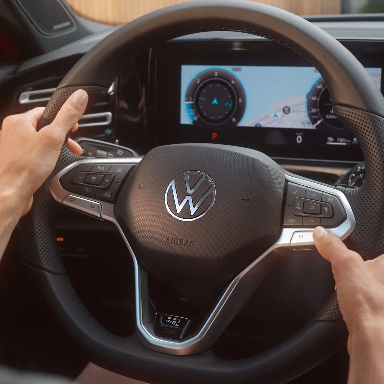 Zwei Hände bedienen das Multifunktionslenkrad in einem VW Tiguan.