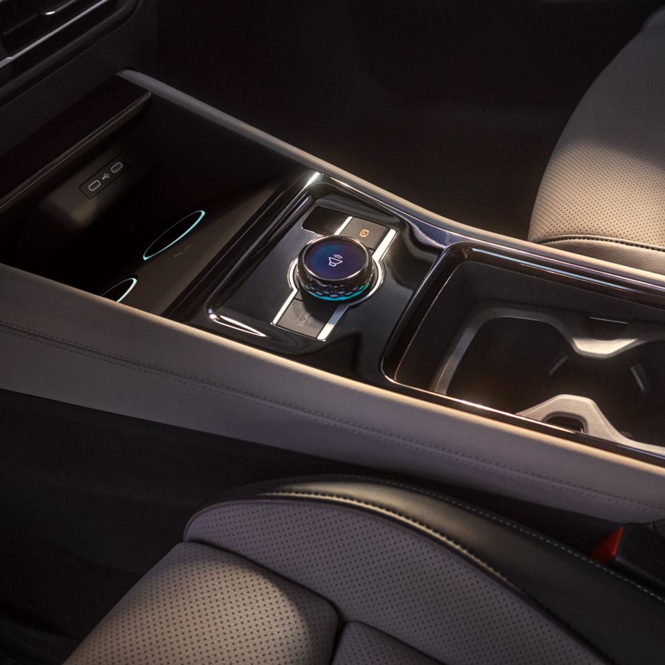Detailansicht im Innenraum des VW Tiguan mit Fokus auf die Mittelkonsole mit dem Fahrerlebnisschalter.