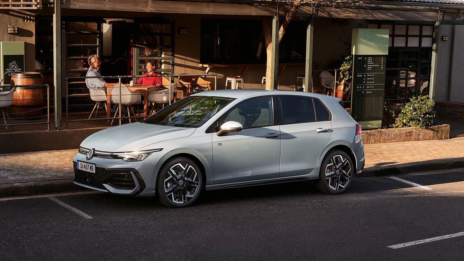 Der neue Golf GTE parkt an einem Straßenrand neben einem Café.