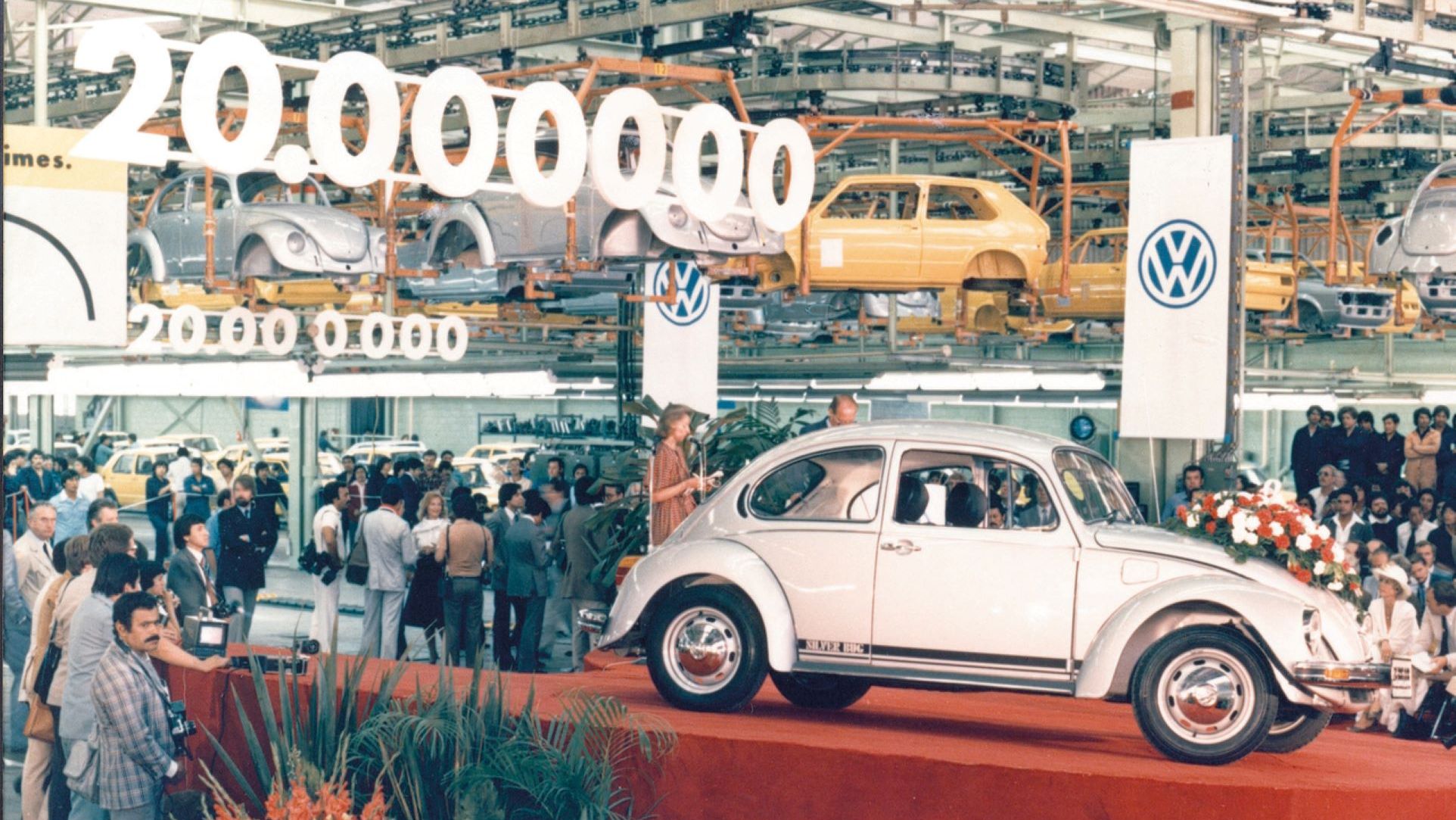 Der zwei Millionste VW Käfer wird präsentiert. 