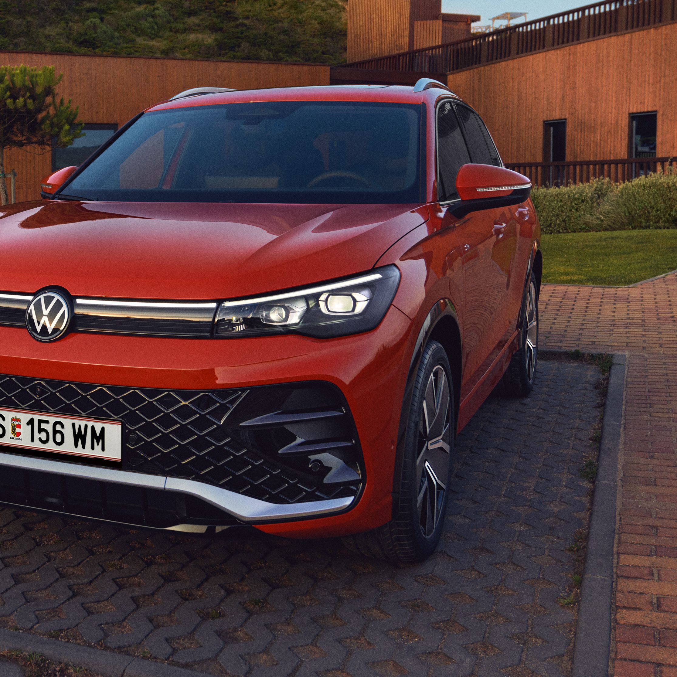 Frontansicht eines roten VW Tiguan R-Line mit IQ.LIGHT