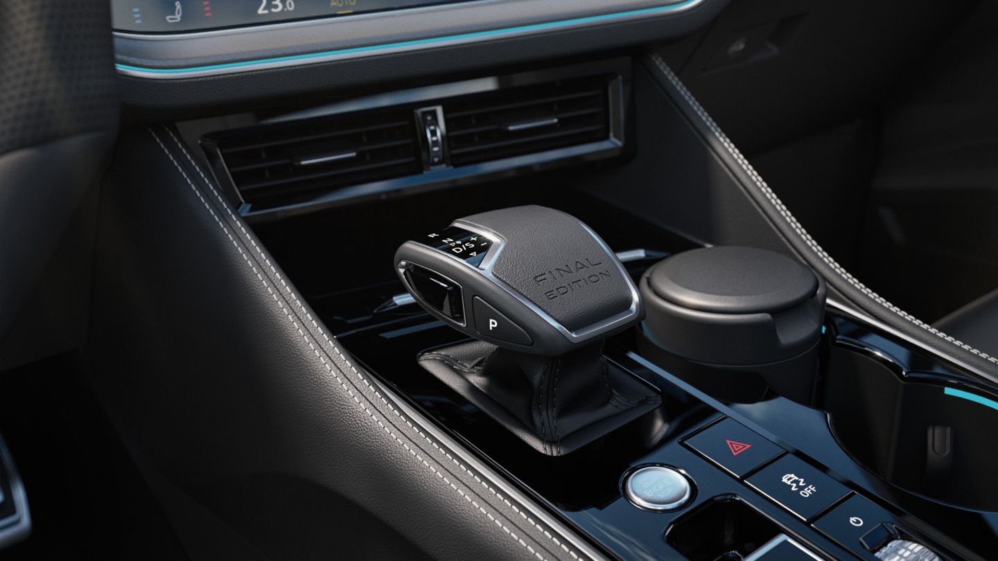 Die Mittelkonsole eines VW Touareg zeigt den Gangwahlhebel mit der Prägung ‚FINAL EDITION‘ in Parkstellung.