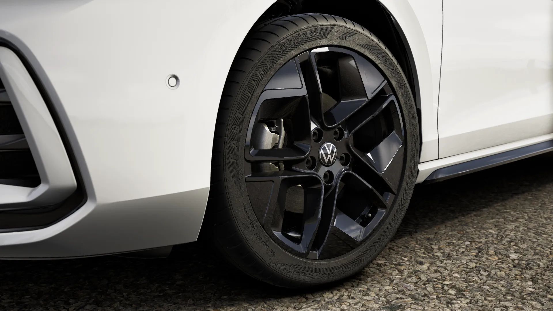 Detailansiche auf Leichtmetallräder "York" eines VW Passat R-Line mit "Black Style" Paket