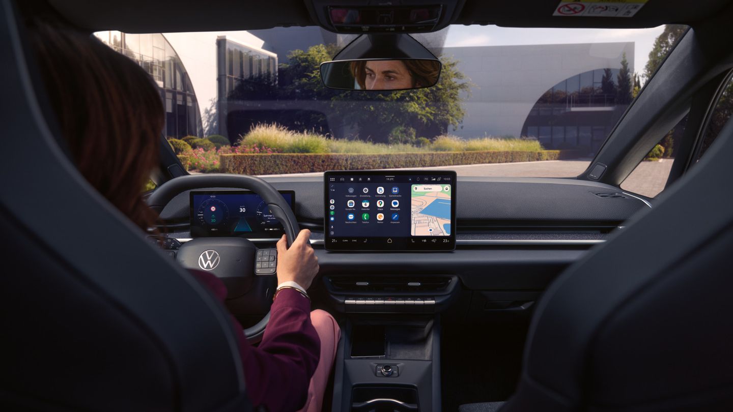 Auf dem Center-Display im Cockpit eines VW ID.3 Neo sind Apps dargestellt