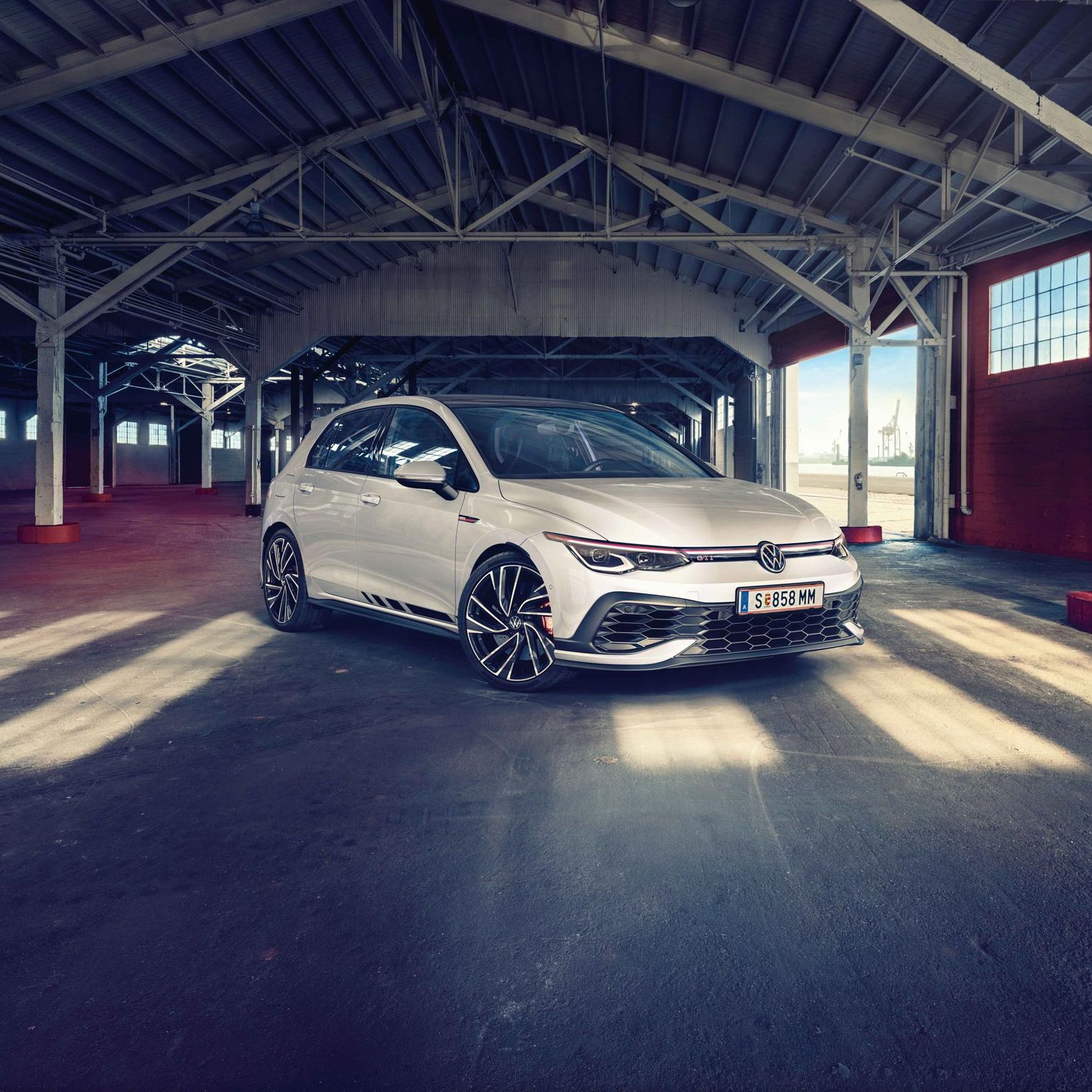 VW Golf GTI Seitenansicht steht auf einer Straße bei Nacht