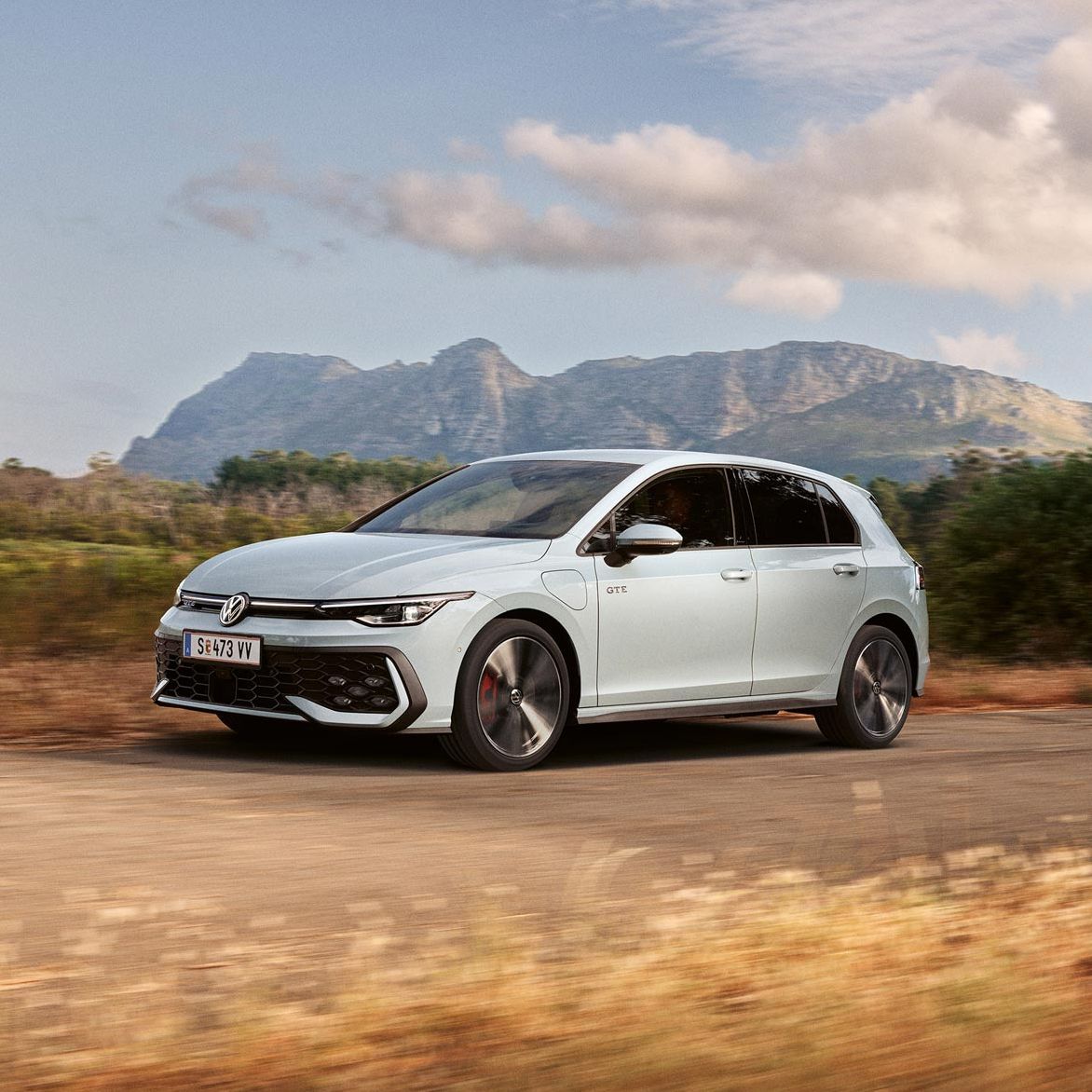 Golf GTE fahrend auf der Landstraße unterwegs.