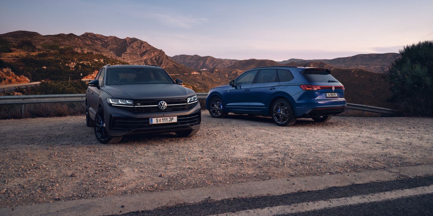 Zwei VW Touareg R in der Vorder- und in der Heckansicht auf einem Parkplatz