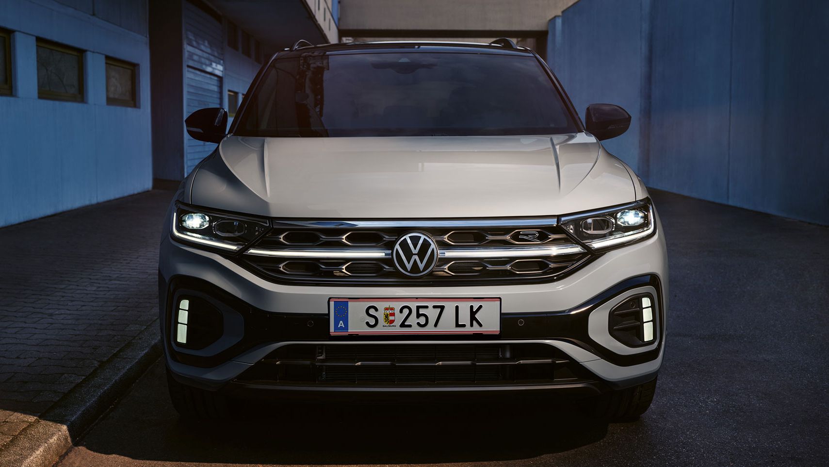 Frontansicht eines weißen VW T-Roc