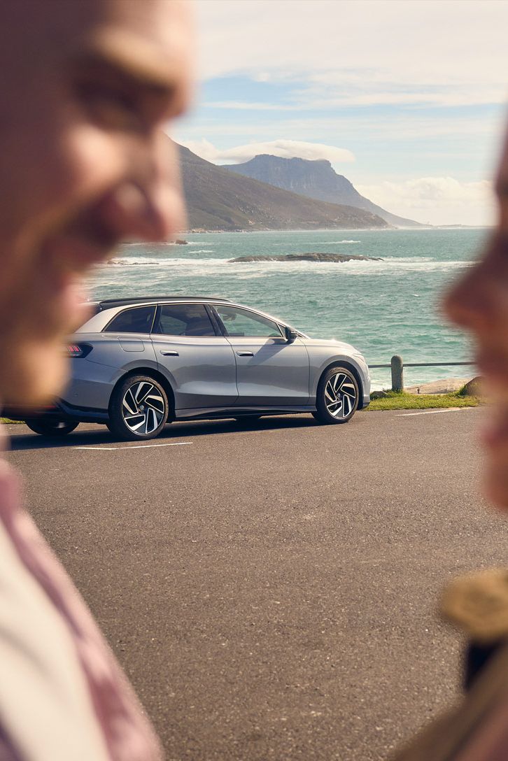Zwei Personen umarmen sich vor einem ID.7 Tourer.