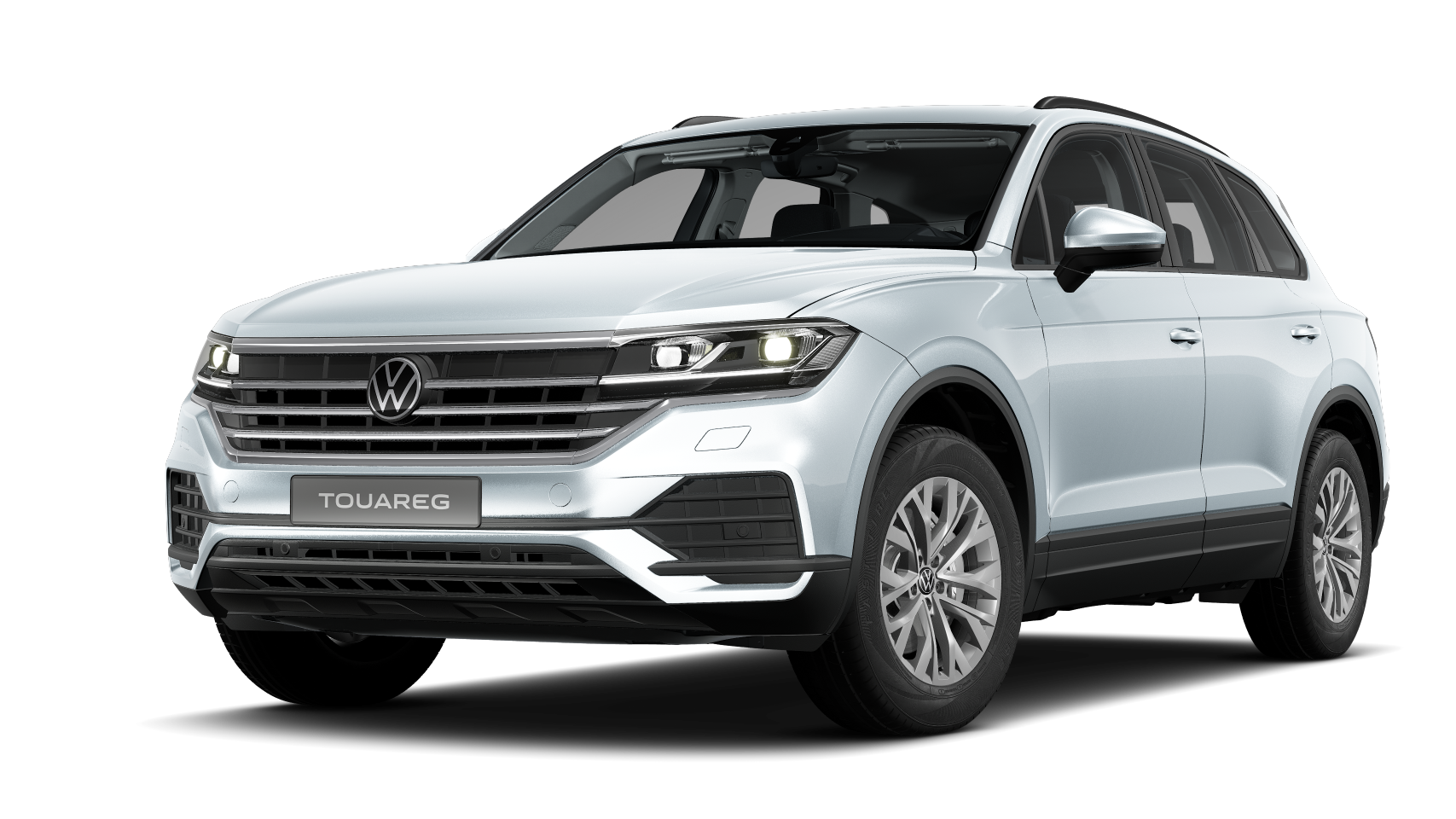 Ein silberner Volkswagen Touareg SUV steht vor einem weißen Hintergrund. Das Fahrzeug hat LED-Scheinwerfer und eine moderne Frontpartie. Es ist aus einem leicht seitlichen Blickwinkel fotografiert.