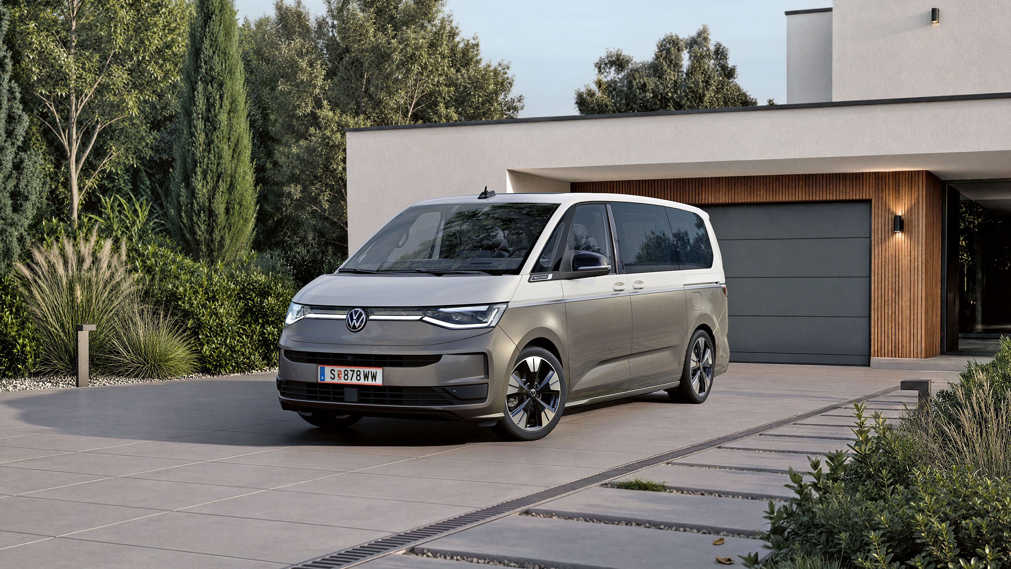 Ein VW Multivan steht vor einem Haus.