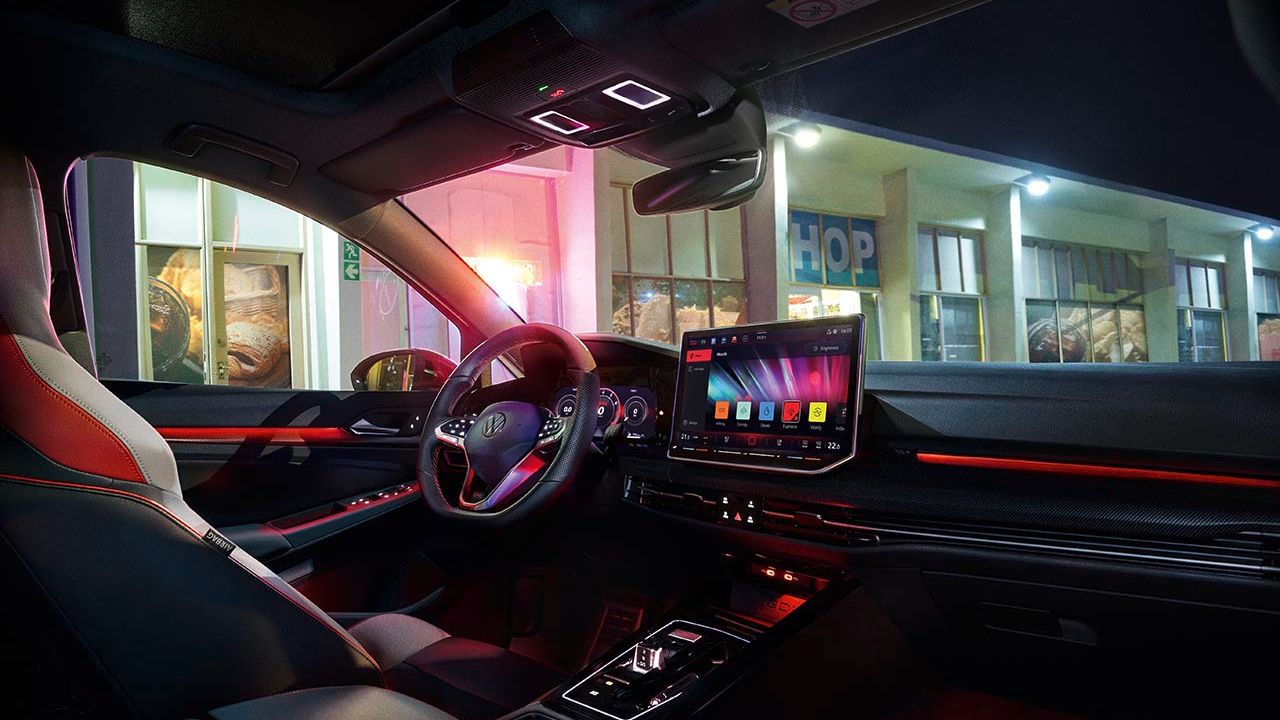 Ambientebeleuchtung im VW Golf GTI bei Nacht
