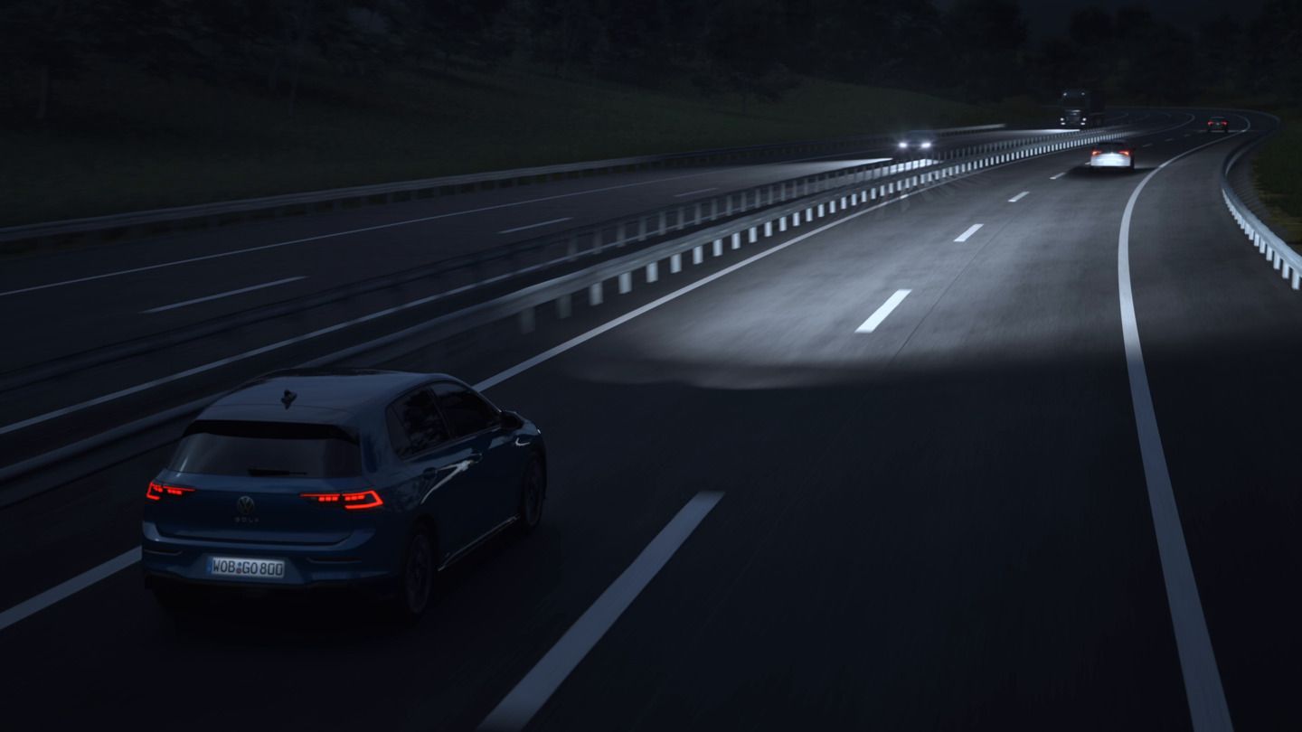 Video zeigt die Funktionen des Dynamic Light Assist im VW Golf