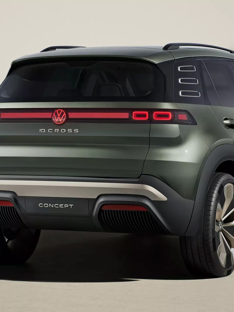 Das Bild zeigt ein grünes Volkswagen SUV-Konzeptfahrzeug, gesehen von schräg hinten. Das Auto hat moderne Rückleuchten und ein futuristisches Design. Im Hintergrund sind Schatten zu sehen.