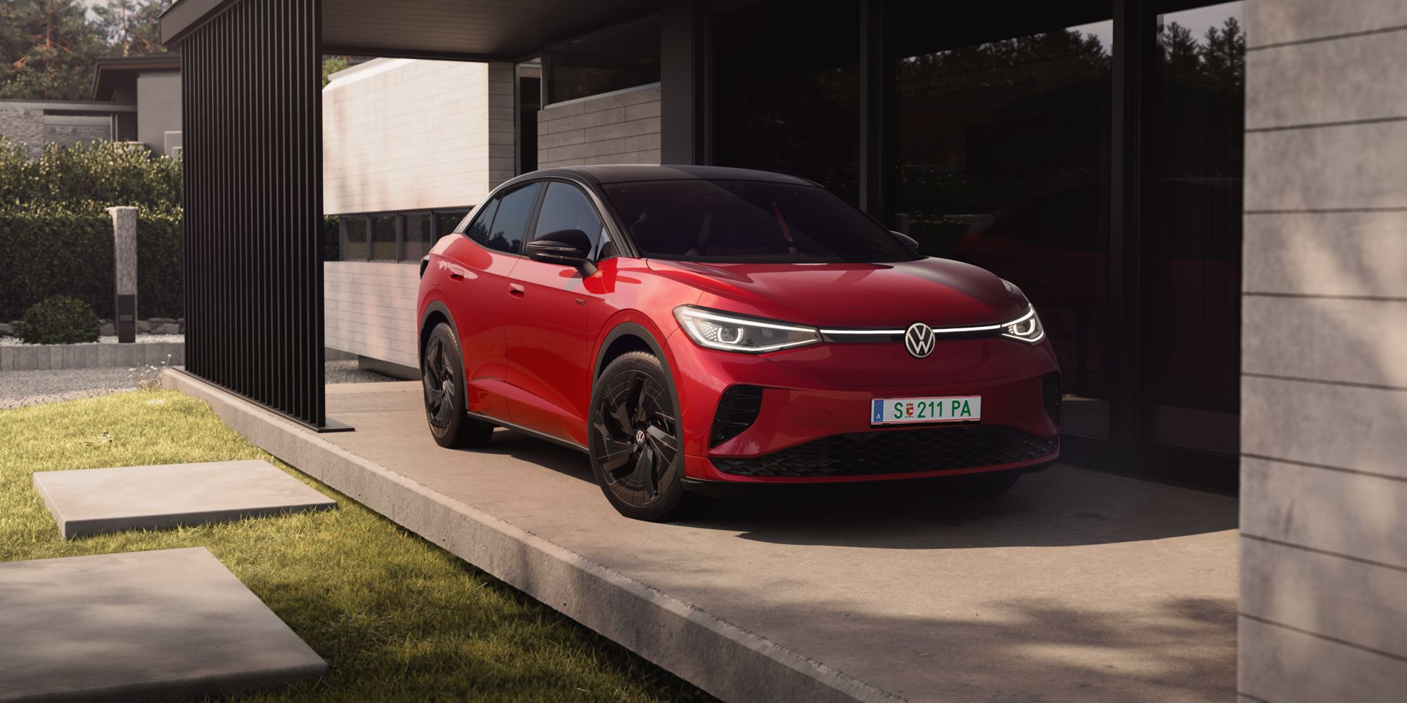 Ein roter ID.5 GTX steht in der Einfahrt eines Hauses