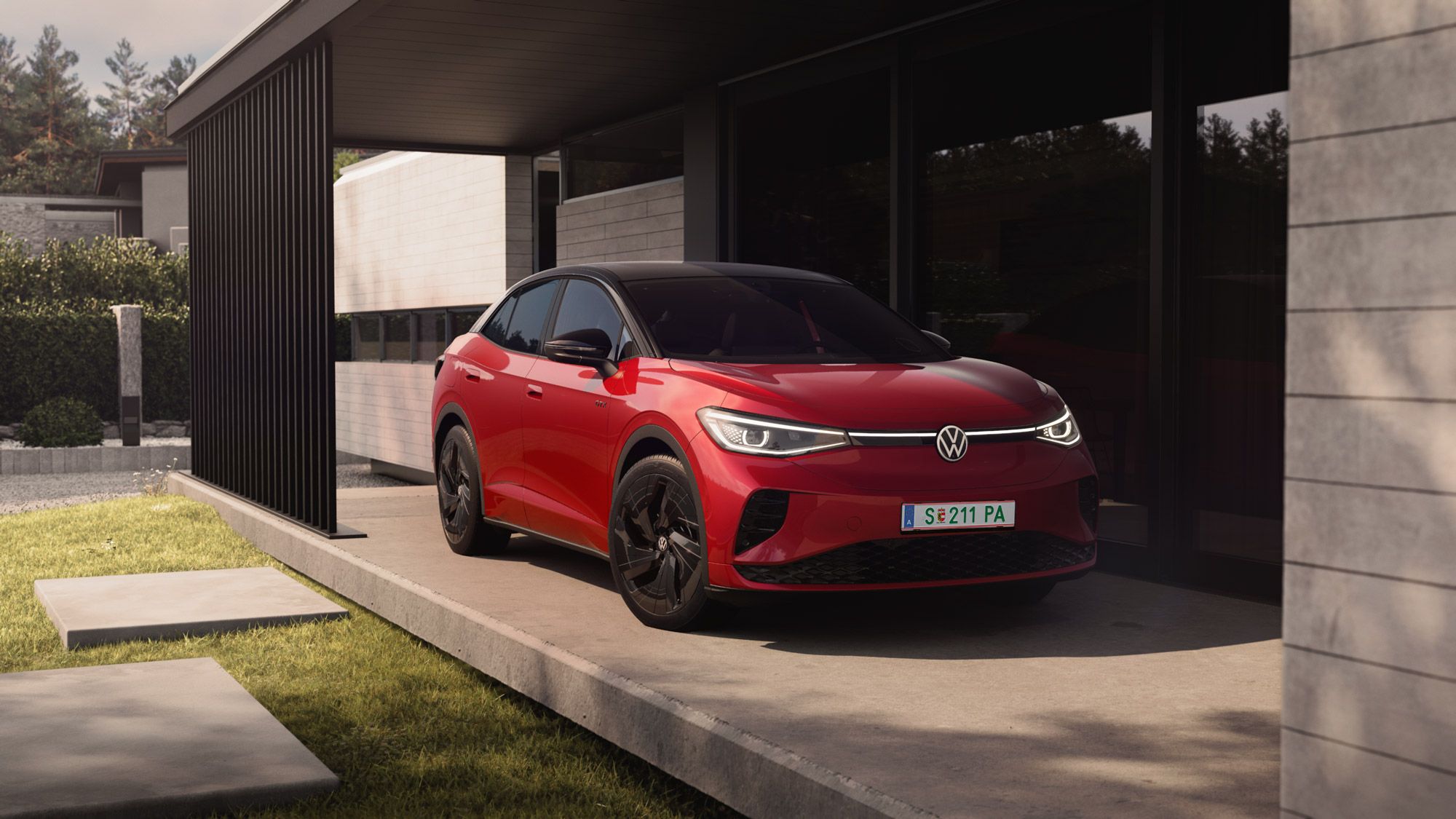 Ein roter ID.5 GTX steht in der Einfahrt eines Hauses