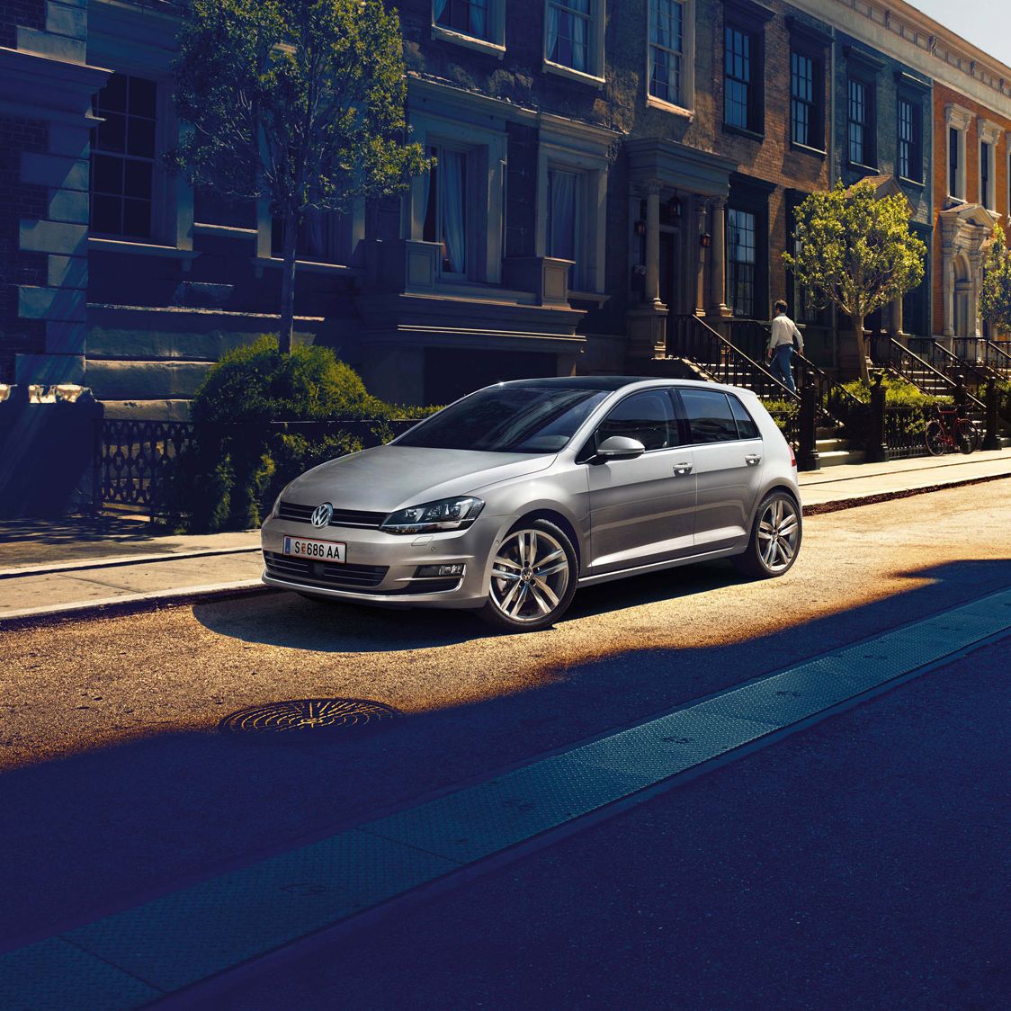 Silberner VW Golf 7 Vorgängermodell in der Seitenansicht beim Fahren