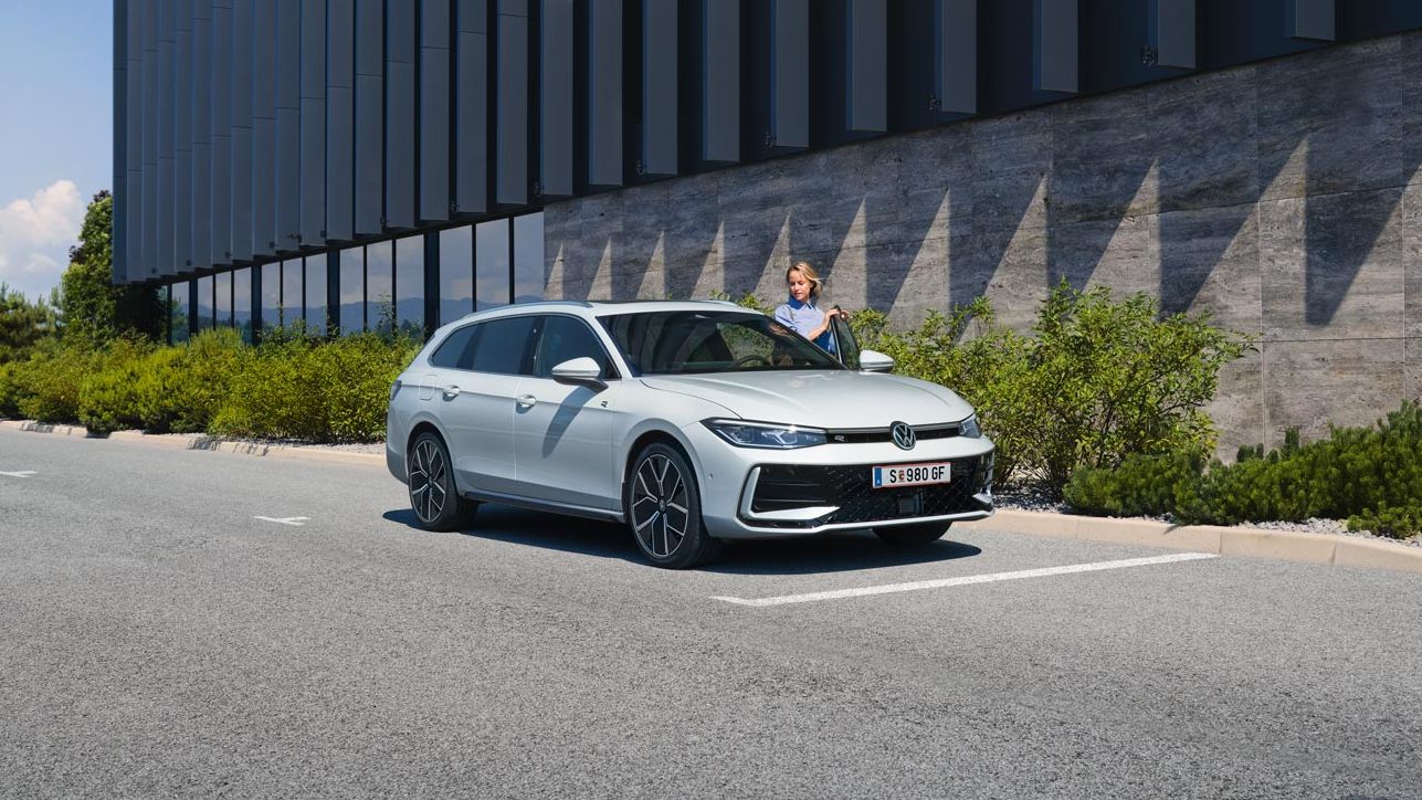 Frau steigt in weißen VW Passat R-Line