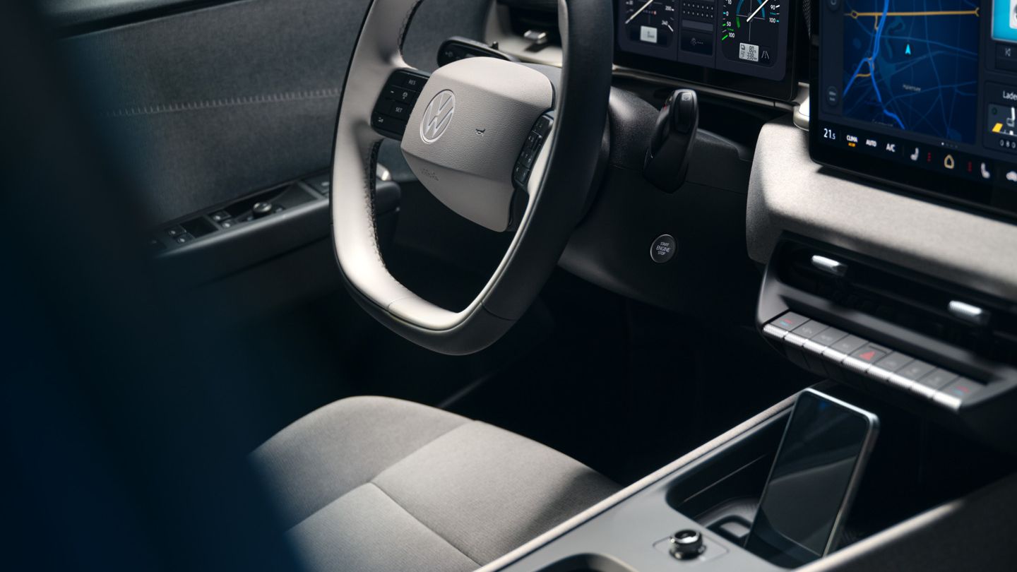 Blick vom Beifahrersitz auf das Cockpit mit Touchdisplay des VW ID. Polo Style.