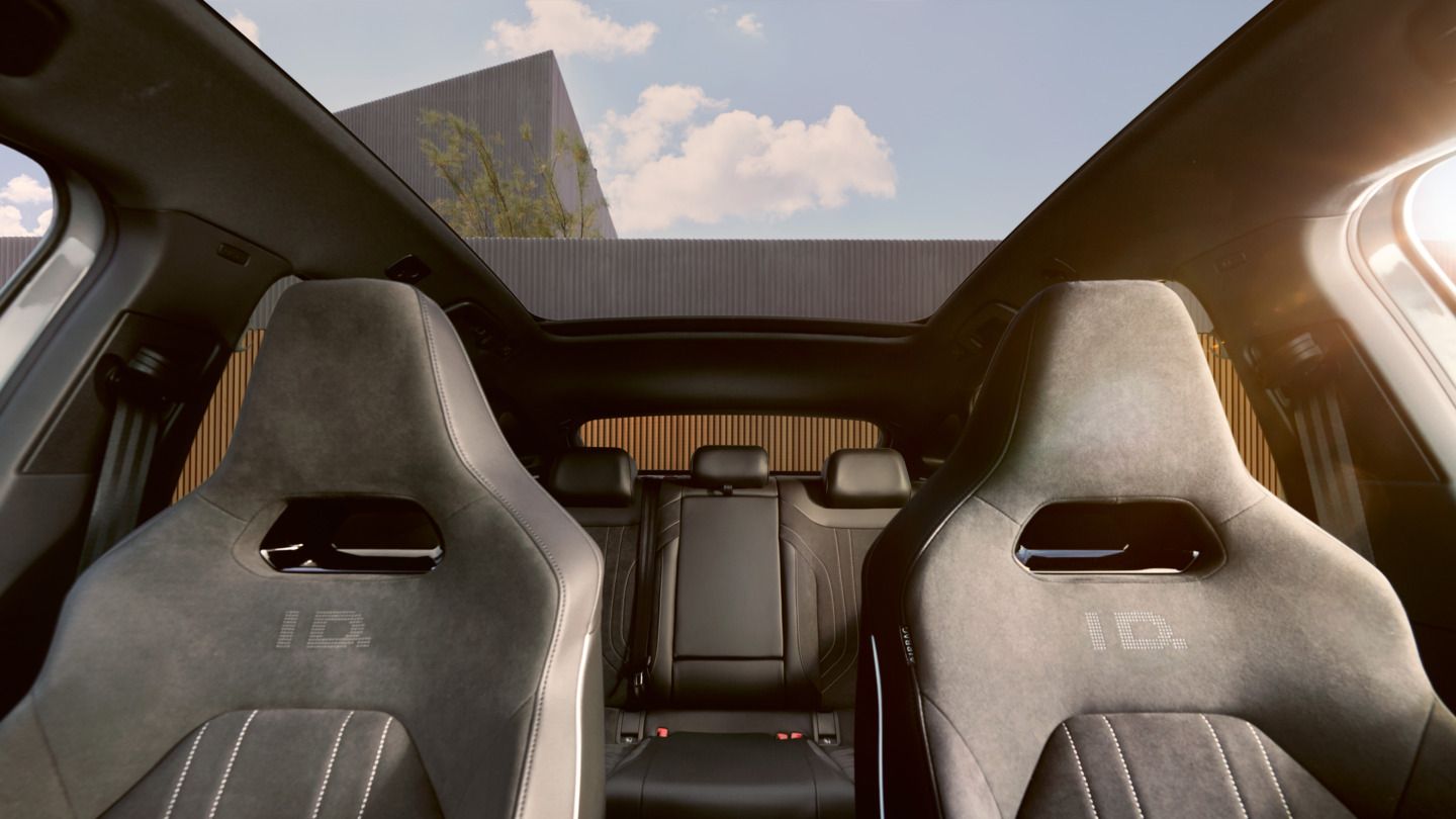 Blick auf Vordersitze mit ID.-Logo und Rückbank im VW ID.5, darüber das Panoramadach.
