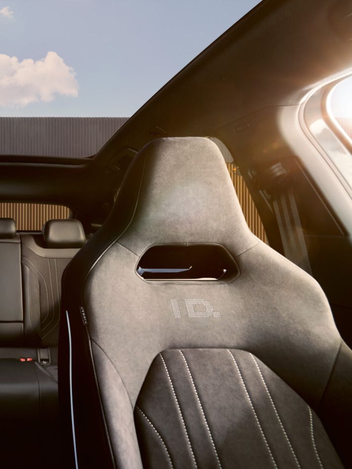 Blick auf Vordersitze mit ID.-Logo und Rückbank im VW ID.5, darüber das Panoramadach.