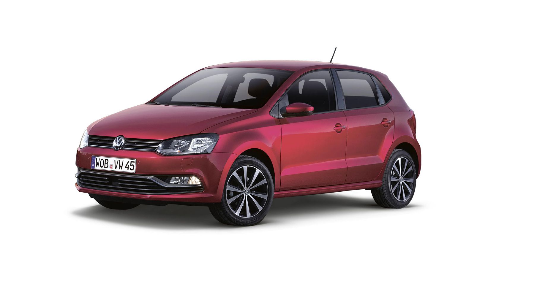 Ein roter VW Polo 5 Facelift mit deutschem Kennzeichen. Der Kleinwagen hat vier Türen und steht auf einer weißen Fläche. Die Räder sind mit schwarz-silbernen Felgen ausgestattet.