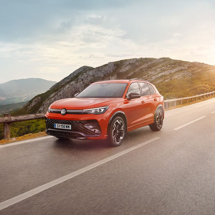 Roter VW Tiguan R-Line fährt auf Landstraße