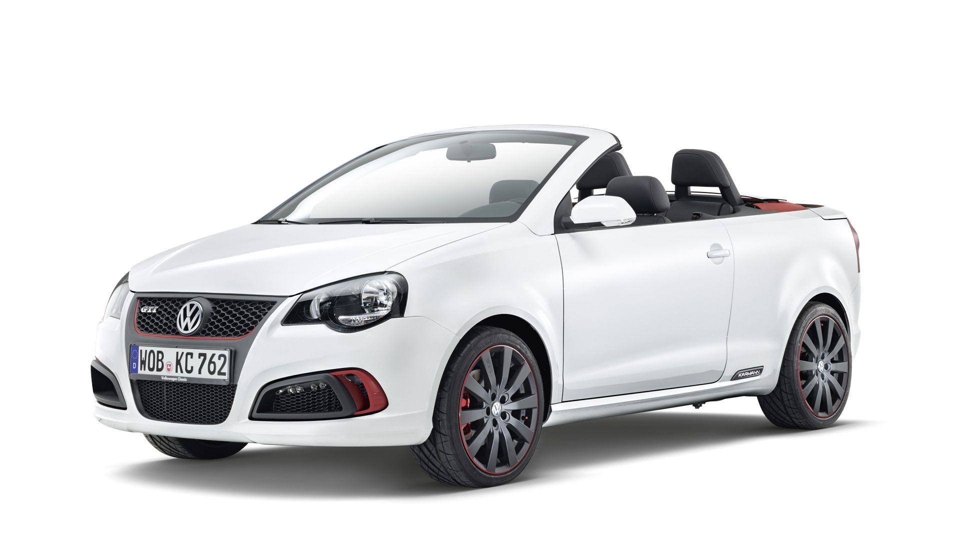 Ein weißes VW Polo GTI Cabriolet mit offenem Verdeck. Das Auto hat schwarze und rot akzentuierte Felgen sowie einen Kennzeichenhalter mit dem Kennzeichen HOB-KC 762. Es steht auf einem weißen Hintergrund.