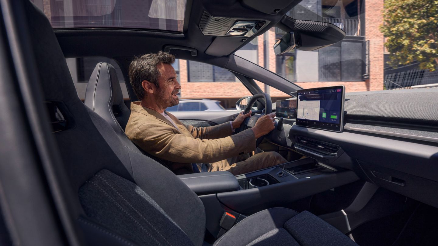 Ein Mann spricht mit dem Sprachassistenten eines VW ID.3 Neo