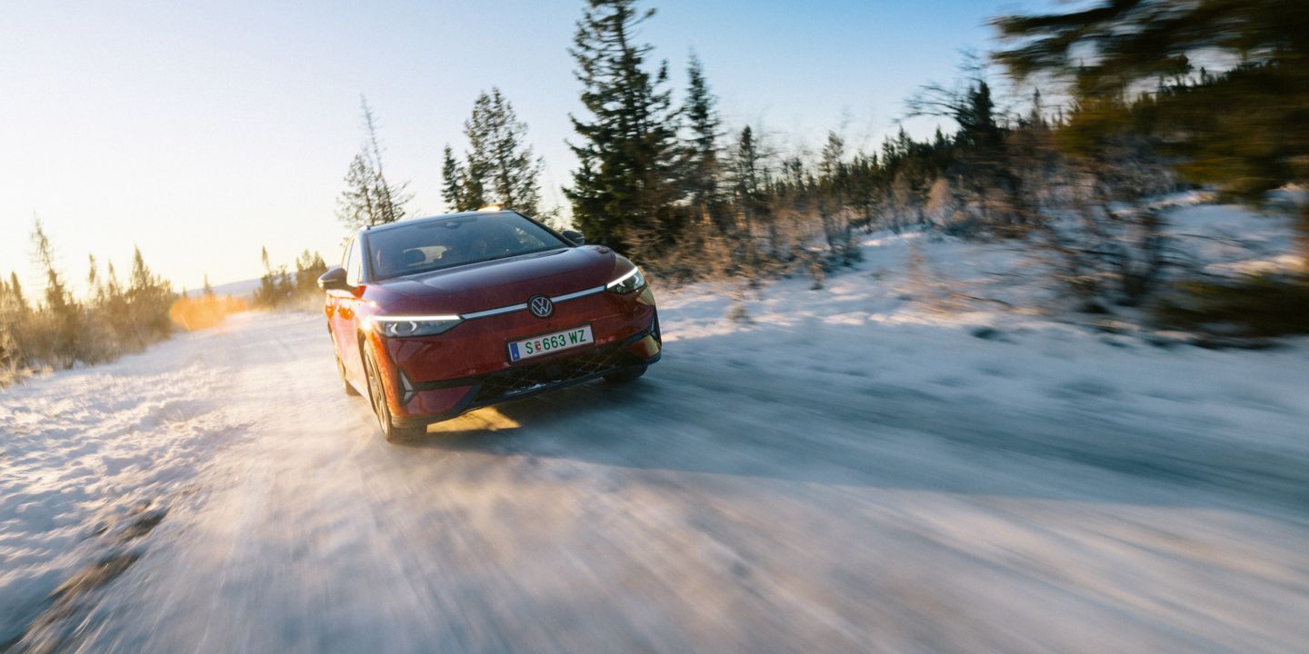 Ein roter ID.7 Tourer GTX fährt eine Landstraße entlang. 