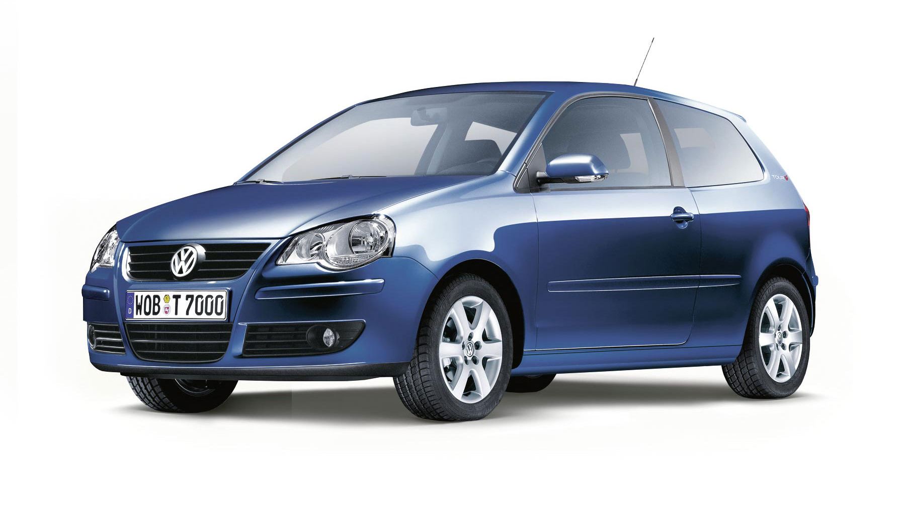Ein blauer VW Polo 5 Facelift aus der Seitenansicht. Das Auto hat drei Türen und silberne Felgen. Im Vordergrund ist das Kennzeichen "WOB T 7000" zu sehen.