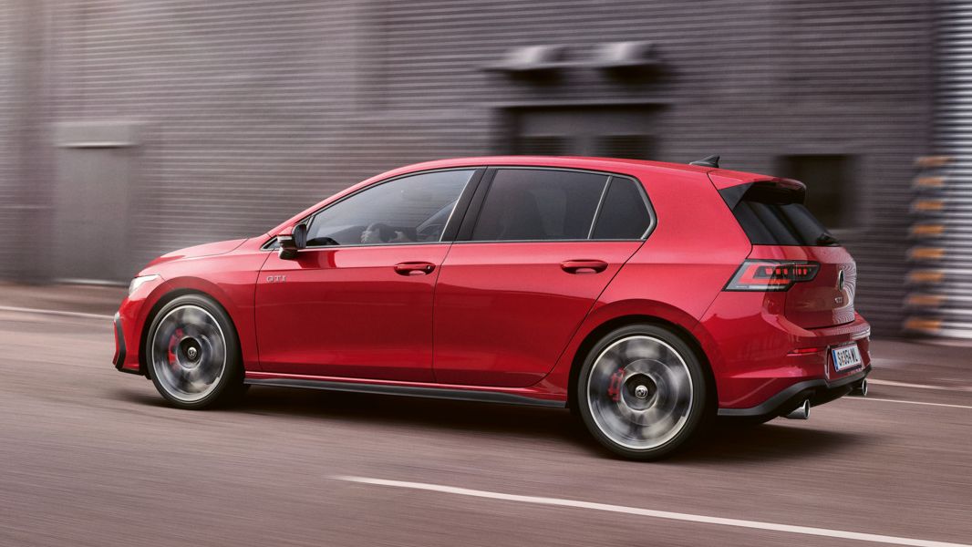 Seitenansicht auf einen fahrenden Golf GTI.