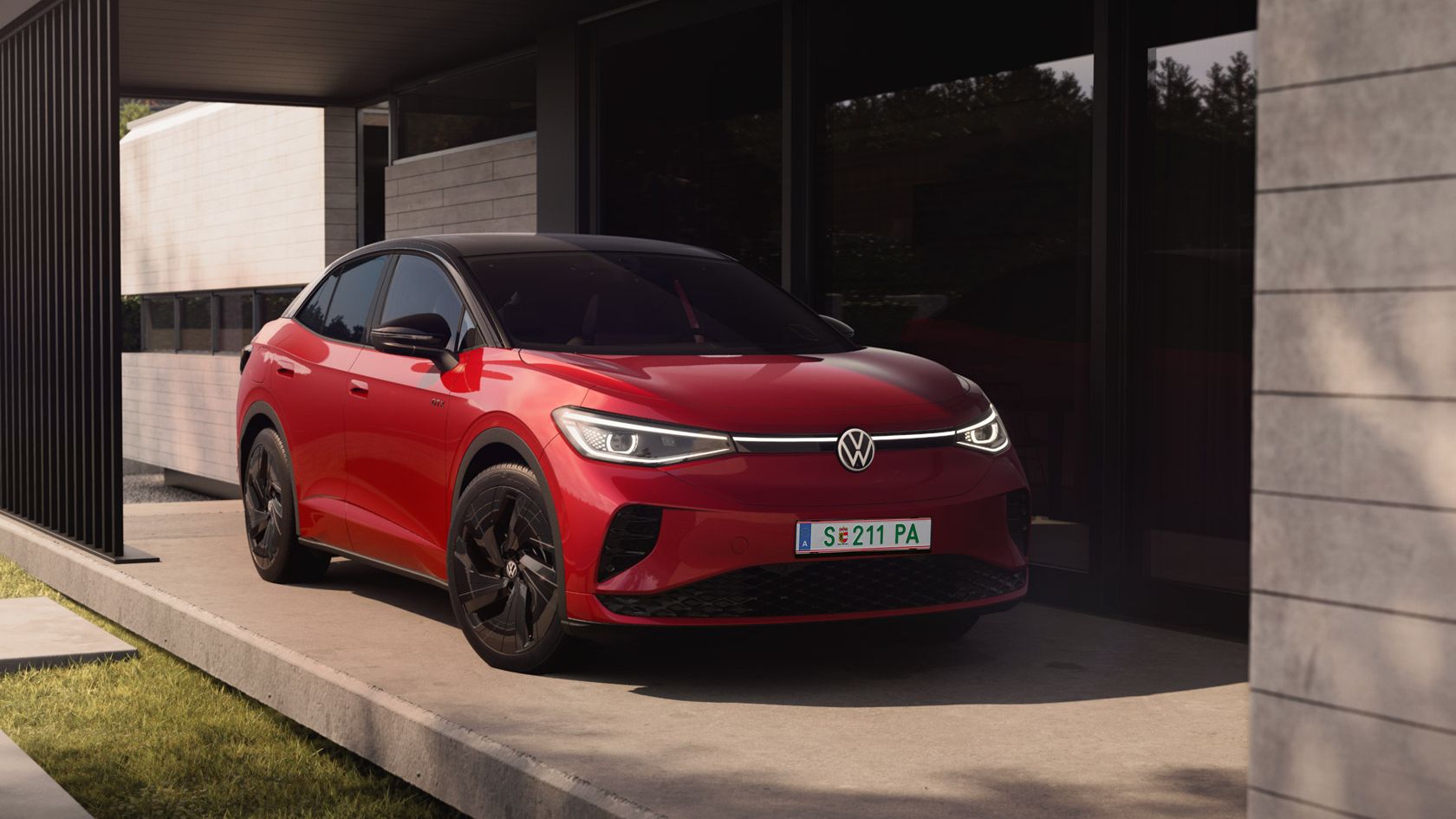 Ein roter ID.5 GTX steht in der Einfahrt eines Hauses