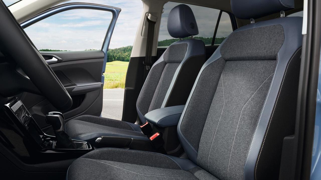Sicht auf die Vordersitze bei geöffneten Vordertüren eines VW T-Cross Style