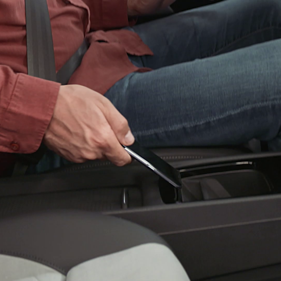 Induktives Laden Ihres Smartphones im ID.