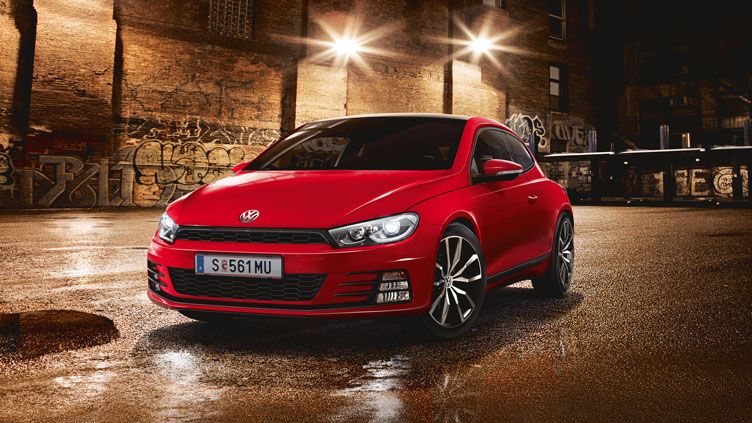 VW Scirocco GP steht auf vor einem Gebäude mit Graffiti in der Nacht beleuchtet mit Außenleuchten