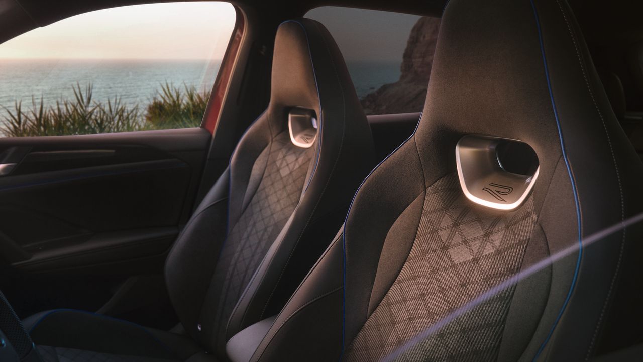 Innenansicht des VW Tiguan R-Line mit Blick auf die optionalen Sportsitze