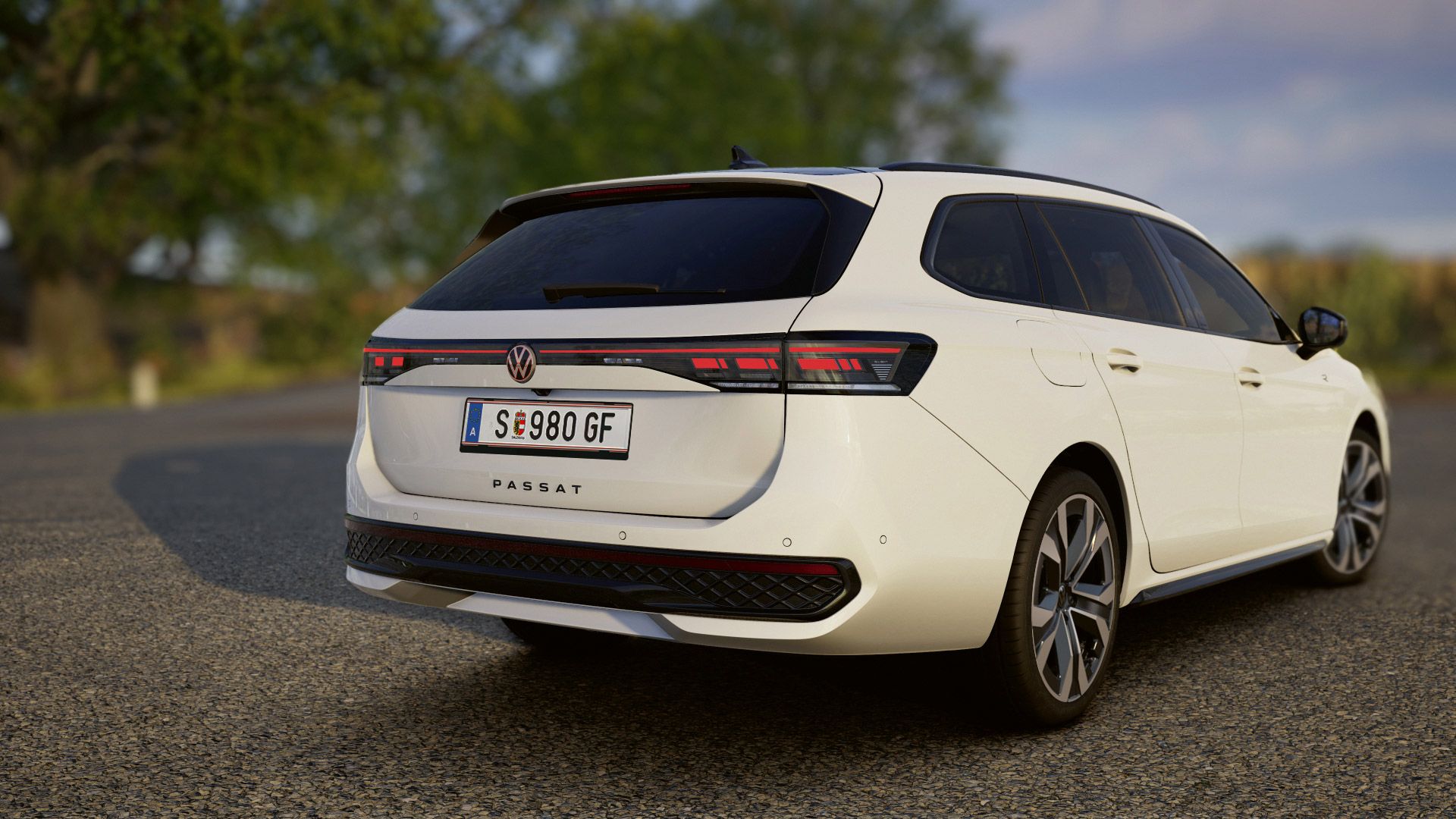 VW Passat wird seitlich von hinten auf einer Landstraße gezeigt. Im Hintergrund sieht man unscharf Bäume am Straßenrand.