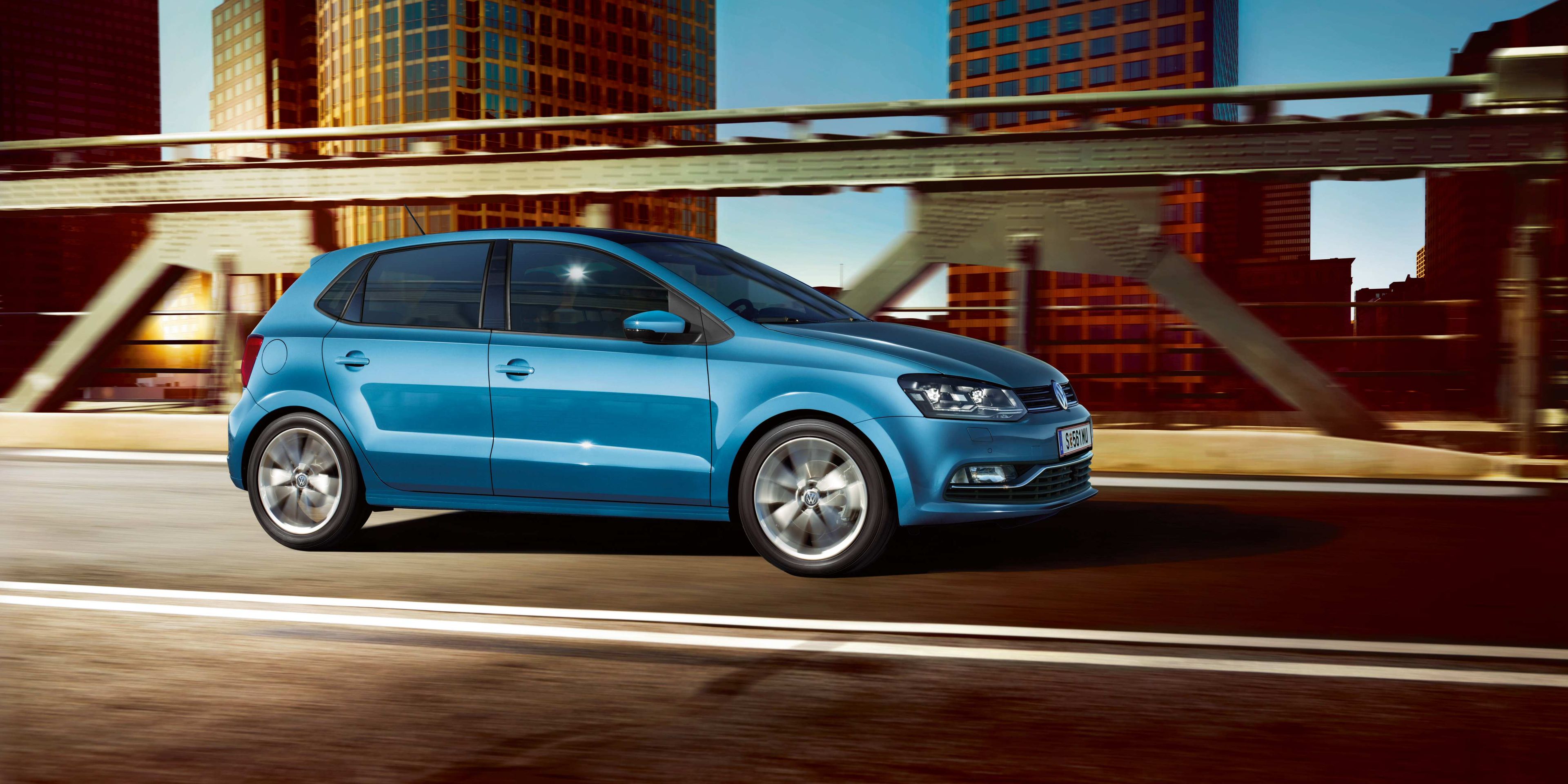 vw polo blau stadt seitenansicht brücke