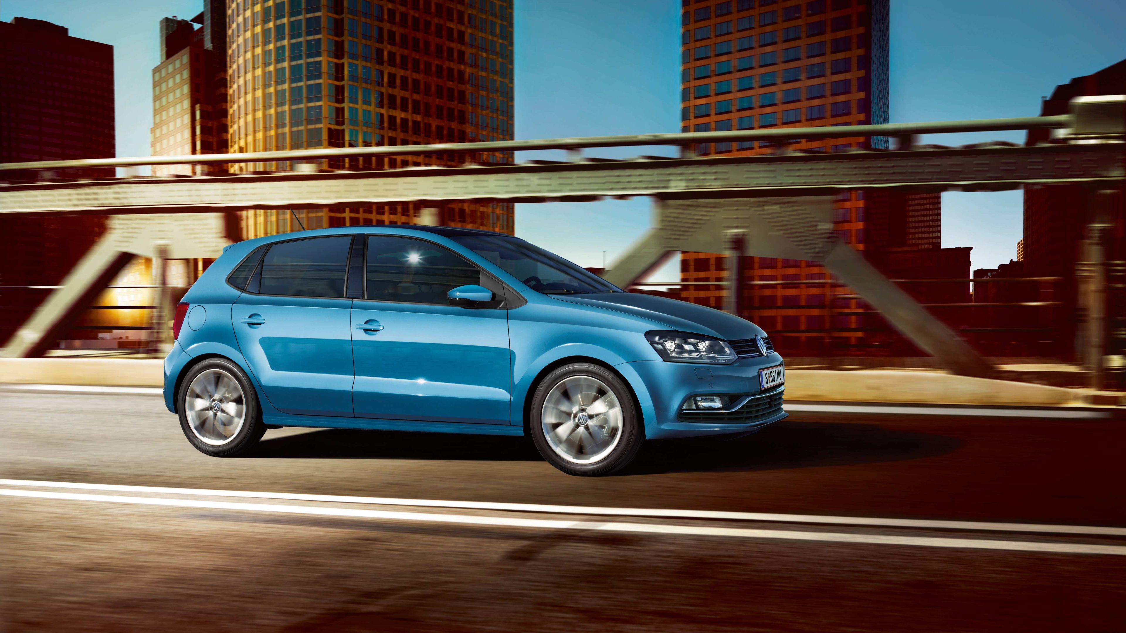 vw polo blau stadt seitenansicht brücke