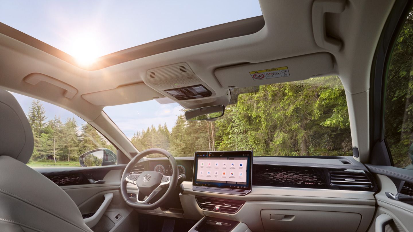 Cockpit eines VW Passat mit Multifunktionslenkrad und Infotainmentsystem.